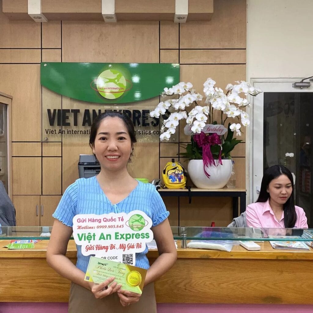 Nhận Xét Từ Khách Hàng Chị khách xinh đẹp sử dụng dịch vụ gửi hàng đi Mỹ