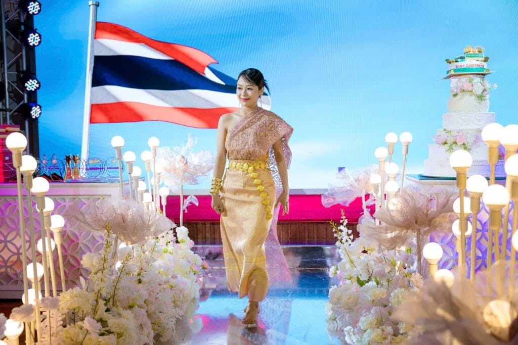 team-cs-bieu-dien-thoi-trang1 team cs bieu dien thoi trang1