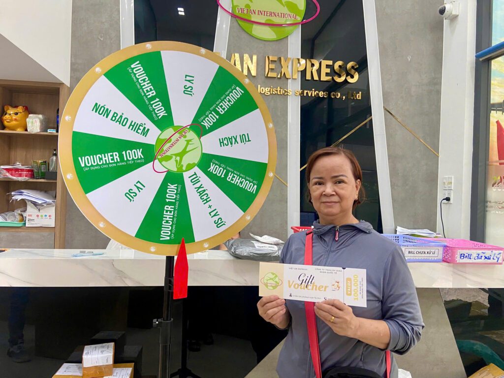 Gửi Hàng Thả Ga - Rinh Quà May Mắn Cùng Vòng May Mắn Từ Việt An Express! Vòng quay mắn mắn, khách hàng trúng giải khi gửi hàng quốc tế tại Việt An express